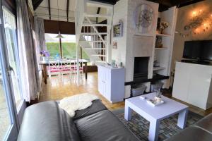 a living room with a couch and a table at Bungalowpark De Toekomst in Ouddorp
