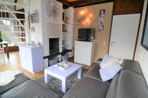 a living room with a couch and a fireplace at Bungalowpark De Toekomst in Ouddorp