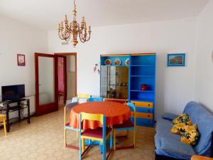 een woonkamer met een tafel en een bank bij M156 - Marcelli, trilocale con giardino a 80mt dal mare in Marcelli