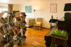 een woonkamer met een boekenplank gevuld met boeken bij Top floor Amazing View Apartment 63 by Lisbonne Collection in Lissabon