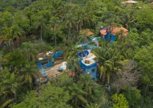 een luchtzicht op een huis met een zwembad bij Azur Guesthouse in Ilhabela