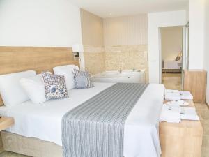 A bed or beds in a room at Rhapsody Hotel Kas