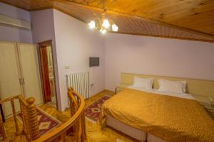 BeypazarıにあるBeypazari Ipekyolu Konagiの木製の天井が特徴のベッドルーム1室(ベッド1台付)