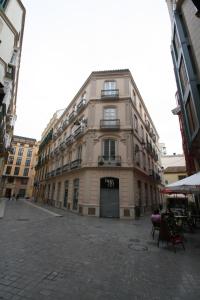 un gran edificio en una calle de una ciudad en Mar y Arte Apartamentos, en Málaga