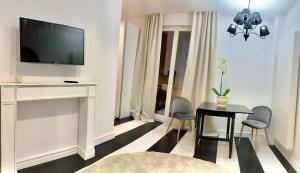 ビャウィストクにあるD&M Apart Suraska 4のリビングルーム(テレビ、テーブル、椅子付)