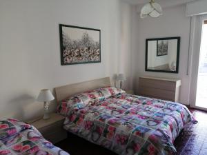 ロアーノにあるCà de Anna Loanoのベッドルーム(ベッド2台、ランプ2つ付)
