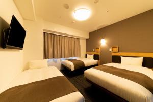 Postel nebo postele na pokoji v ubytování Pearl Hotel Shinjuku Akebonobashi