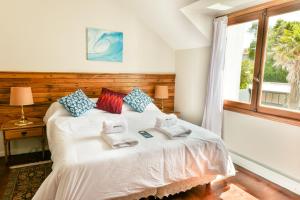 1 dormitorio con 1 cama con toallas en Casa Camaron en Mar del Plata
