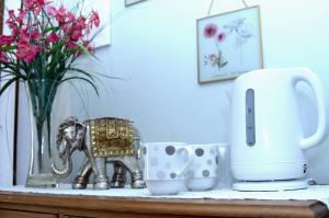 PembreyにあるCedar Grove: Luxury B&Bの象の置物と花瓶