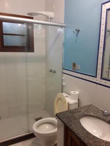 
A bathroom at Pousada Casa das Rosas

