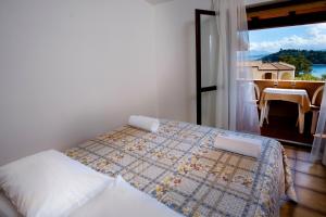 Un pat sau paturi într-o cameră la Residence Appartamenti Caffarena