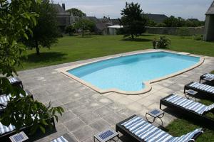 una piscina con tumbonas en Le Clos de Ligré en Ligré