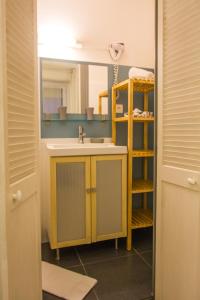 een badkamer met een wastafel en een spiegel bij Casa Cosy Le Pouliguen in Le Pouliguen