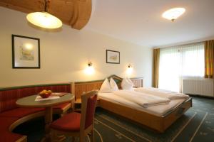 Postel nebo postele na pokoji v ubytování Alpenhotel Neuwirt