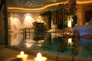 Bazén v ubytování Alpenhotel Neuwirt nebo v jeho okolí