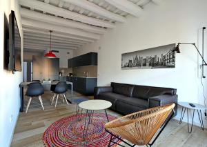 バルセロナにあるClassBedroom Port Ramblasのリビングルーム(ソファ、テーブル、椅子付)