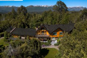 an aerial view of a home with mountains in the background at Antuquelen in Villa La Angostura