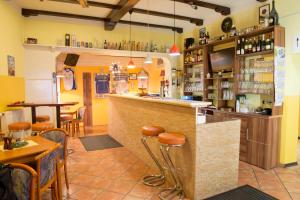 a bar in a restaurant with tables and chairs at Hotel Thüringer Hof in Jena