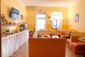 a restaurant with tables and chairs and a buffet at Hotel Thüringer Hof in Jena