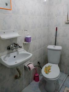 łazienka z toaletą i umywalką w obiekcie Dogan Pension w mieście Gokceada