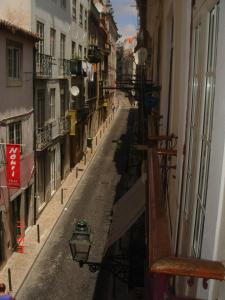 een lege straat in een steegje tussen gebouwen bij Inglesinhos Loft in Lissabon