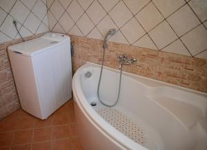 La salle de bains est pourvue d'une baignoire et de toilettes. dans l'établissement Andri House, à Marathias