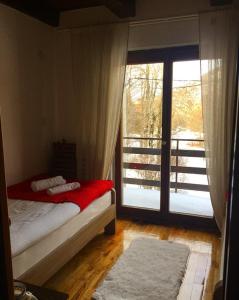 Baške Oštarije的住宿－Mountain Pearl Velebit，一间卧室设有一张床和一个大型滑动玻璃门