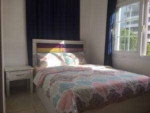 een slaapkamer met een bed en een raam bij Royal Residence Kyrenia in Kyrenia
