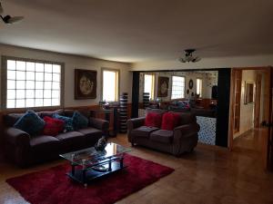 Sala de estar con 2 sofás y mesa en Residencial mi Casa, en Olmué
