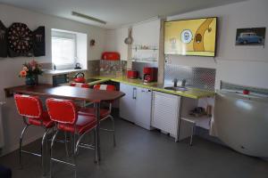 cocina con mesa, sillas y fregadero en Stadtflitzerbude en Dresden