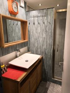 a bathroom with a sink and a shower at Chambres privées proche DISNEY Parcs in Chanteloup-en-Brie