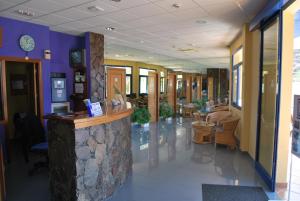 eine Lobby eines Krankenhauses mit einer Theke und Stühlen in der Unterkunft Apartamentos Natural Park in Puerto Rico de Gran Canaria