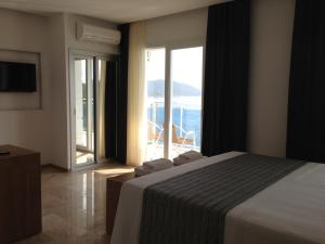 A bed or beds in a room at Rhapsody Hotel Kas