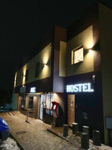 ein Krankenhausgebäude in der Nacht mit einem Schild darauf in der Unterkunft Hostel Gulliver in Uschhorod