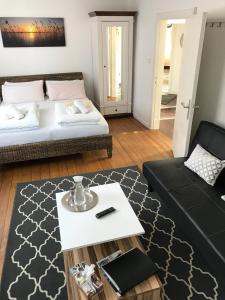 リューネブルクにあるFachwerkhaus in der Altstadtのベッドとソファのあるリビングルーム