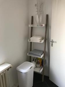 a bathroom with a towel shelf next to a toilet at Fachwerkhaus in der Altstadt in Lüneburg