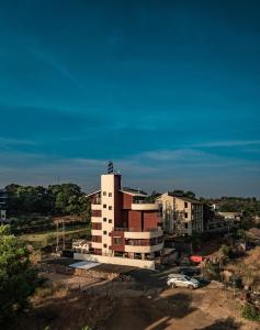 a building with a car parked in front of it at Pooja Villa Suites-Rooms and Pool, Igatpuri in Igatpuri