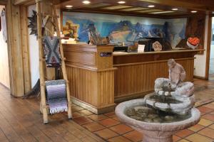 a store with a fountain in the middle of a lobby at Grand Canyon Inn and Motel - South Rim Entrance in Valle