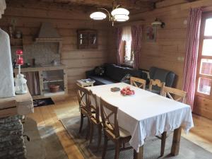 cocina y comedor con mesa y sillas en Chata Mioduszyna w Beskidach - drewniany dom z widokiem na Babią Górę, en Maków Podhalański