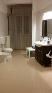 łazienka z toaletą, umywalką i prysznicem w obiekcie B&B Metropolitan Taranto w mieście Tarent +37 zdjęć