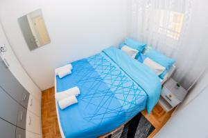 una vista sul soffitto di un letto blu in una camera di Barbara a Belgrado