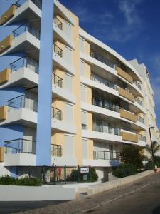 un immeuble d'appartements avec un pôle bleu dans l'établissement Ryan´s Flat, à Portimão