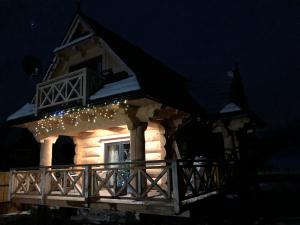 ホホウフにあるChochołowskieSpanieの夜間のクリスマス灯が灯るガゼボ