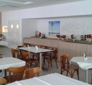 ห้องอาหารหรือที่รับประทานอาหารของ Condado - Condomínio Aldeia dos Reis - Sahy - BL03 AP101