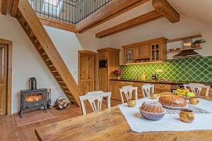 una cucina con tavolo e pagnotta di pane di Statek U Medvěda a Nová Pec