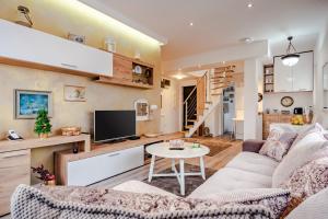- un salon avec un canapé et une table dans l'établissement Apartment Terrace, à Belgrade