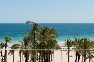 uma vista para a praia a partir da varanda de um resort em Hotel El Palmeral em Benidorm