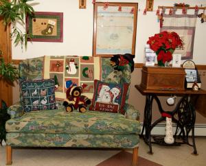 a living room filled with furniture and decorations at Myer Country Motel in Milford