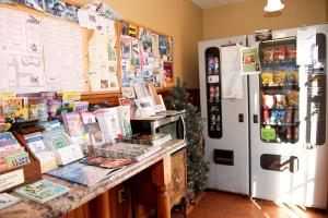 um quarto com um balcão e um frigorífico em Myer Country Motel em Milford