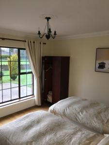 una camera da letto con un letto e una grande finestra di Oakdale, Templemore, E41F856 a Templemore